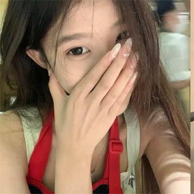 给小酒馆女子喝高杯酒